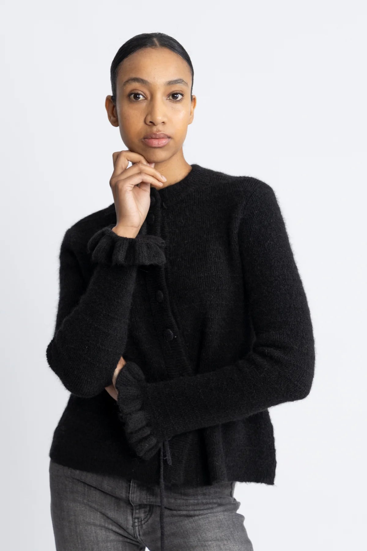 yasthellis-cardigan-med -knyting-sort-jakke
