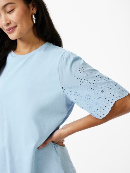 Yaslex SS top W. Emb sleeves S. Clear sky
